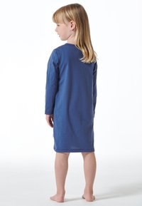 Abito lungo a maniche di velluto blu navy, di lunghezza al ginocchio con orlo arrotondato e scollatura semplice, indossato a piedi nudi da un bambino.