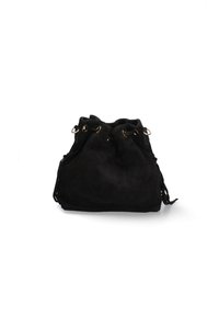 Borsa a secchiello in morbida pelle scamosciata nera con chiusura a lacci, dettagli in metallo argentato e nappine laterali. Texture morbida e design con base arrotondata.