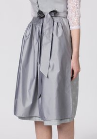Grau gefärbtes Dirndl mit einem taillierten Oberteil und einem fließenden Satinrock. Verfügt über eine passende Satin-Schleife in der Taille und ein filigranes florales Muster.