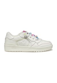 Sneaker in pelle bianca con lato perforato, lacci in tonalità pastello e dettagli multicolori sugli occhielli. Suola in gomma, design supportivo.