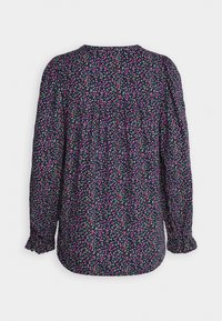 Blusa a maniche lunghe di un blu navy scuro con stampa floreale caratterizzata da fiori rosa, verdi e bianchi, scollatura rotonda e dettaglio arricciato sul retro.