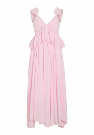 Robe maxi sans manches rose clair avec bretelles à volants, encolure en V et détail à volants superposés à la taille, s'étendant jusqu'à un ourlet irrégulier.