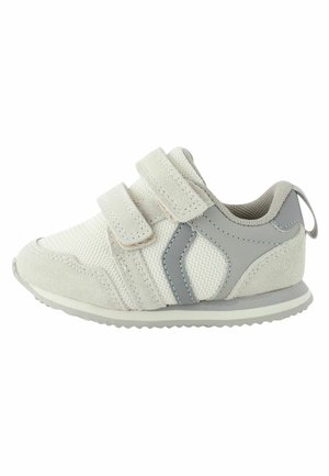 Hvid og grå toddler-sneaker med to velcrobånd, øverste del i mesh og ruskind samt en tekstureret gummisål.