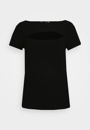 T-shirt preta com nervuras, decote quadrado e mangas curtas, apresentando um detalhe recortado abaixo do decote.