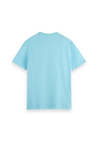 Camiseta de manga corta azul claro hecha de tela suave; cuenta con un cuello redondo y un dobladillo limpio y recto sin patrones ni adornos visibles.