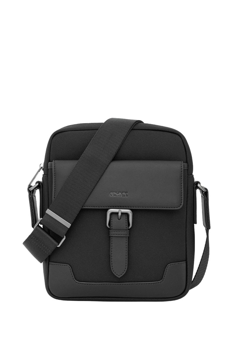 Czarna torba na ramię z teksturowanym materiałem, skórzanymi akcentami, regulowanym paskiem oraz przednią klapą zamykaną metalowym zapięciem.