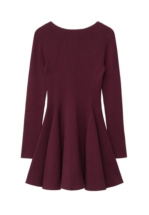 Burgunderfarbenes langärmliges Kleid mit tailliertem Oberteil, ausgestelltem Rock, strukturiertem Stoff und rundem Halsausschnitt. Keine sichtbaren Beschläge oder Muster.