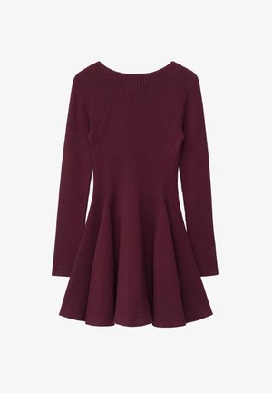 Burgunderfarbenes langärmliges Kleid mit tailliertem Oberteil, ausgestelltem Rock, strukturiertem Stoff und rundem Halsausschnitt. Keine sichtbaren Beschläge oder Muster.