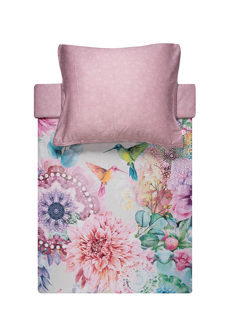 Bettwäsche-Set mit einem lebhaften Blumenmuster in Pink-, Lila- und Grüntönen. Enthält einen einfarbigen, pinken Kopfkissenbezug mit einem dezenten Design.