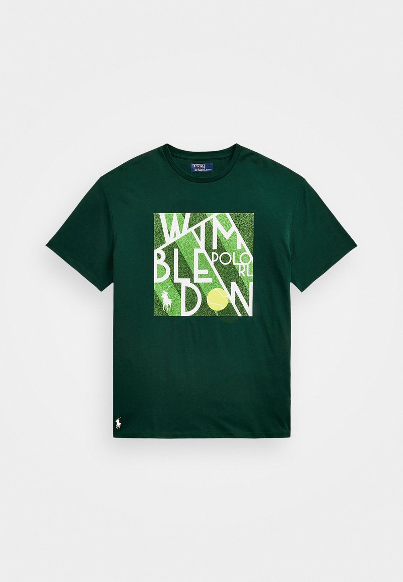 Grønn bomull T-skjorte med et kvadratisk grafisk motiv som har hvit tekst "Wimbledon" over en gress tekstur, akkompagnert av et tennisball ikon.