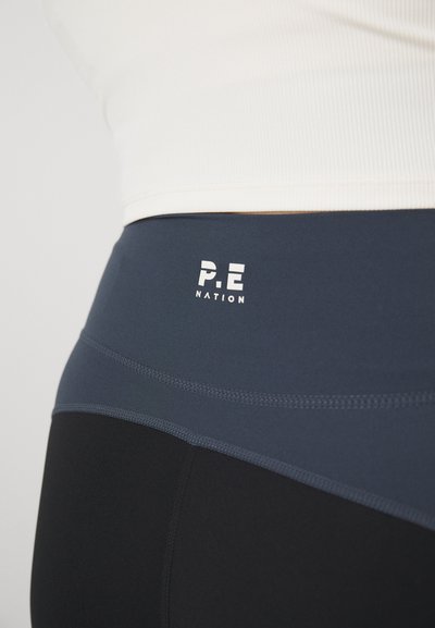 Mørkeblå og svarte høytliv leggings med kontrasterende midjebånd, P.E Nation-logo, elastisk stoff og flatlock-sømmer for komfort.