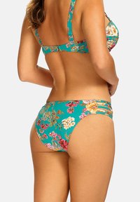 Turkusowy bikini z kwiatowym nadrukiem, z regulowanymi ramiączkami i wycięciami na plecach. Gładki, elastyczny materiał, umiarkowane przykrycie.