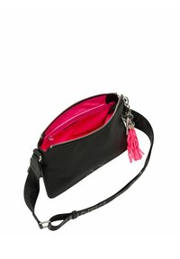 Czarna syntetyczna torebka na ramię z różowym wnętrzem, zamkiem błyskawicznym i ozdobą w postaci frędzla. Regulowany pasek oraz wiele wewnętrznych przegródek.