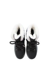 Svarta ankelstövlar med vit imitation av pälsfoder, rund tå och svarta snören. Har metallaccenter och en slät yttre textur.