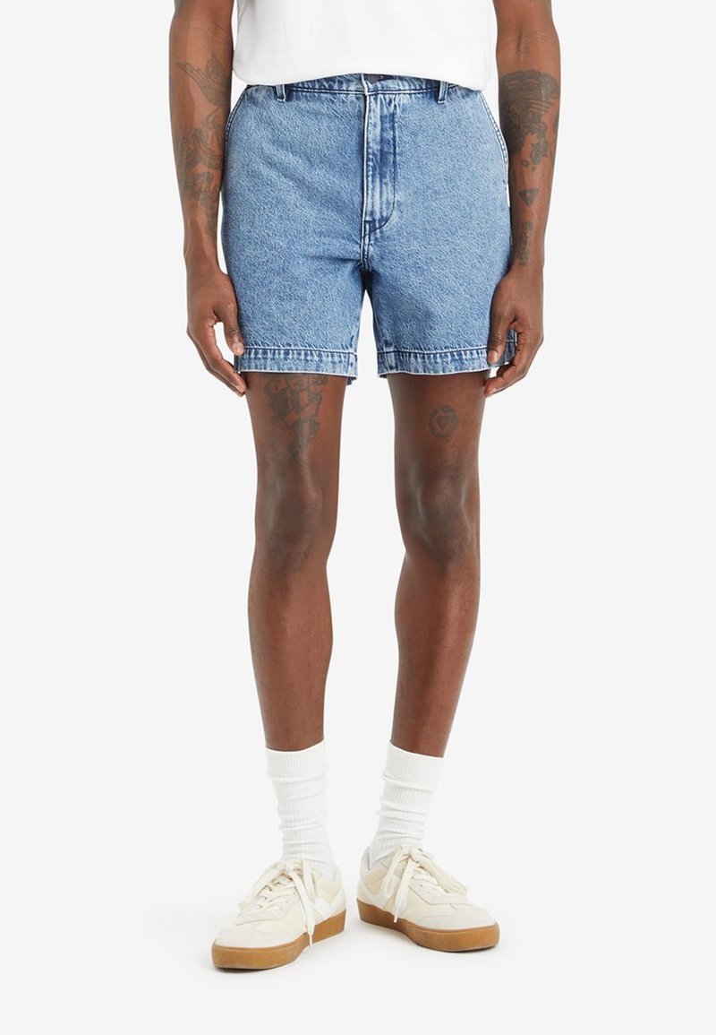 Șorturi din denim, de culoare albastru deschis, cu talie înaltă și croială dreaptă, având tiv franjurat, buzunare laterale și cusături duble.