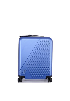 Valigia rigida blu con linee diagonali in rilievo e quattro ruote nere rotanti su sfondo bianco.