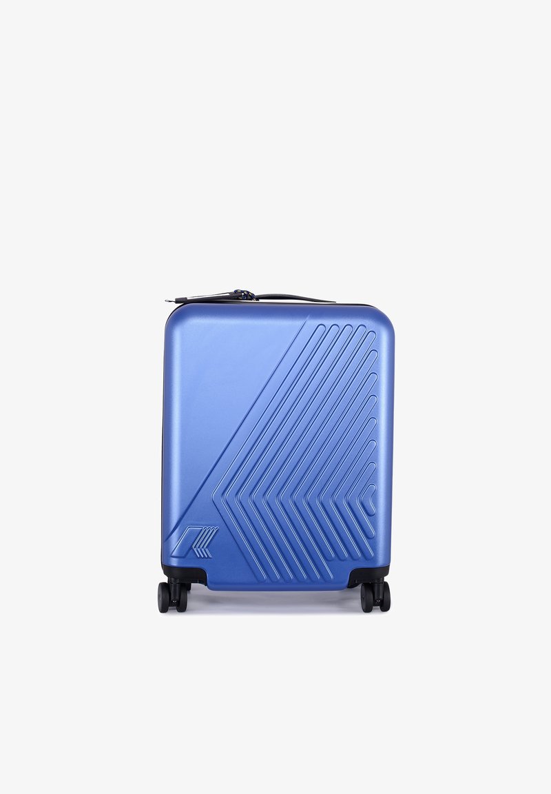 Valise rigide bleue avec des lignes embossées en diagonale et quatre roues pivotantes noires sur fond blanc.
