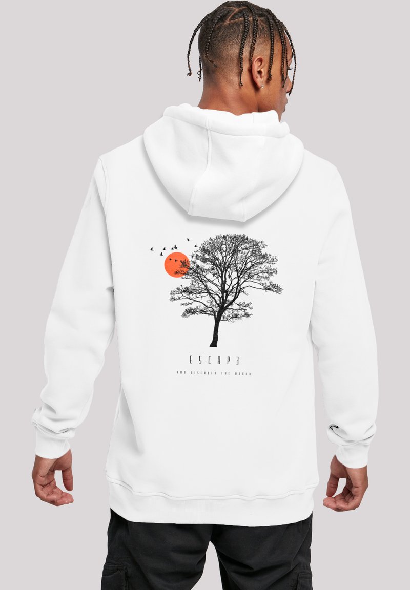 Weißer Kapuzenpullover mit einem schwarzen Baum-Design, einer orangen Sonne und Vögeln. Darunter steht der Text "ENTFLIEHEN UND DIE WELT ENTDECKEN." Weicher Stoff, lässiges Design.
