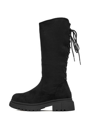 Czarne kozaki za kolano wykonane z zamszu, z teksturowaną powierzchnią, płaską podeszwą i wiązaniem z tyłu. Obcas typu chunky.