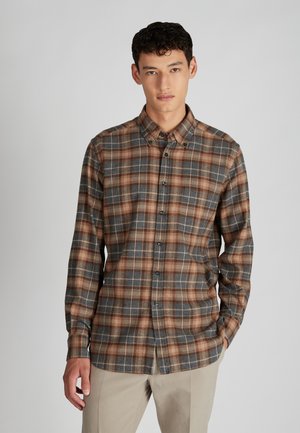 Camisa de cuadros marrón y azul con mangas largas, cierre de botones en la parte delantera y cuello. La tela parece texturizada con líneas horizontales y verticales distintas.