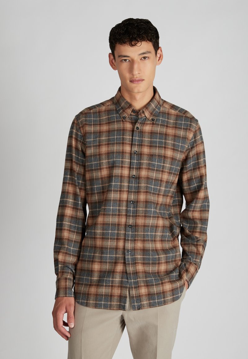 Bruin en blauw geruit shirt met lange mouwen, knoopsluiting aan de voorkant en een kraag. De stof lijkt textuur te hebben met duidelijke horizontale en verticale lijnen.