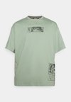 STAR WARS THE MANDALORIAN LOOSE-FIT - Print T-shirt - silver green