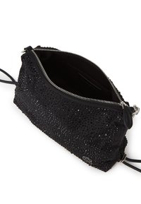 Sac à main noir avec fermeture éclair, couvert de petits strass noirs, avec une surface texturée et une fine sangle attachée.