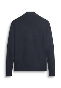 Mornarsko plavi kardigan s rebrastim ovratnikom i manžetama. Meka tekstura, dugi rukavi i čist dizajn bez vidljivih kopčanja ili uzoraka.