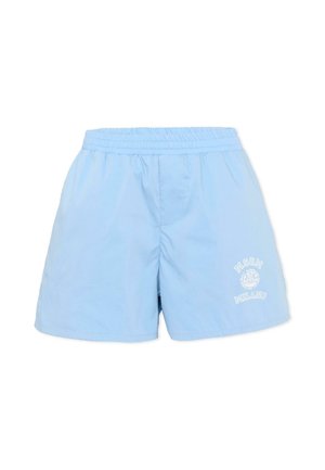 Short bleu clair avec une ceinture élastique et le texte et logo blancs « MSGM MILANO » imprimés sur la cuisse gauche. Pas de poches visibles.