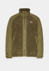 Chaqueta verde oliva con cremallera frontal, que presenta un cuerpo texturizado y esponjoso y mangas acolchadas suaves. Incluye un pequeño logotipo en el pecho.