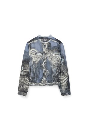 Giacca di denim con motivi astratti sbiaditi bianchi e neri, maniche lunghe, bottoni frontali e due tasche al petto, mostrata su sfondo bianco.