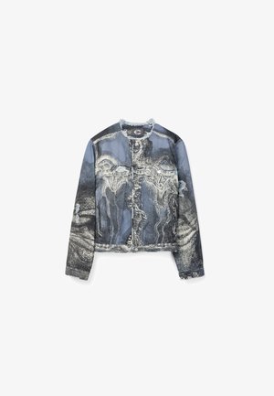 Džínová bunda s abstraktními bílými a černými vybledlými vzory, dlouhými rukávy, knoflíky vpředu a dvěma kapsami na prsou, zobrazena na bílém pozadí.