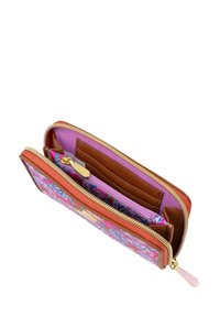 Billetera con estampado floral, cierre con cremallera, ribete de cuero marrón, múltiples ranuras para tarjetas y forro lila. Accesorios en dorado.