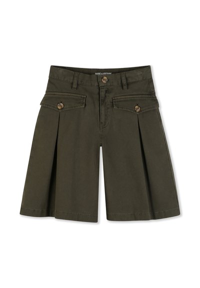 Shorts taille haute vert olive avec fermeture à boutons à l'avant, passants pour ceinture et deux poches à rabat boutonnées, présentant des plis larges à jambes larges.