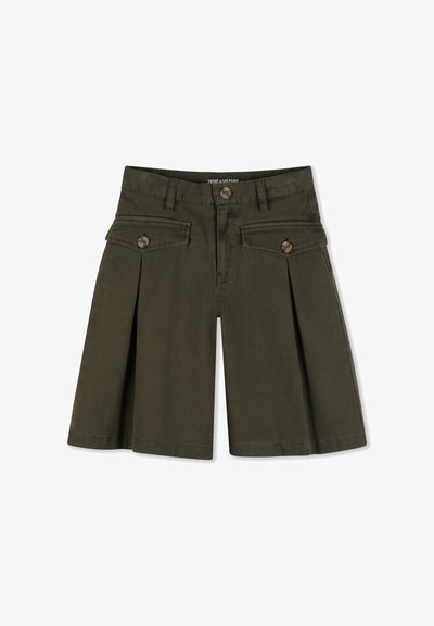 Shorts taille haute vert olive avec fermeture à boutons à l'avant, passants pour ceinture et deux poches à rabat boutonnées, présentant des plis larges à jambes larges.