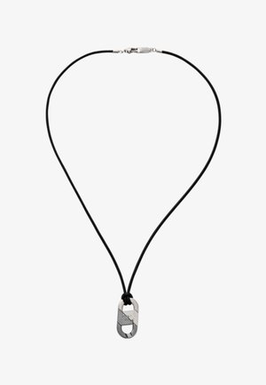 Collar de cordón negro con un cierre metálico plateado y un colgante geométrico con superficie texturizada y diseño troquelado.