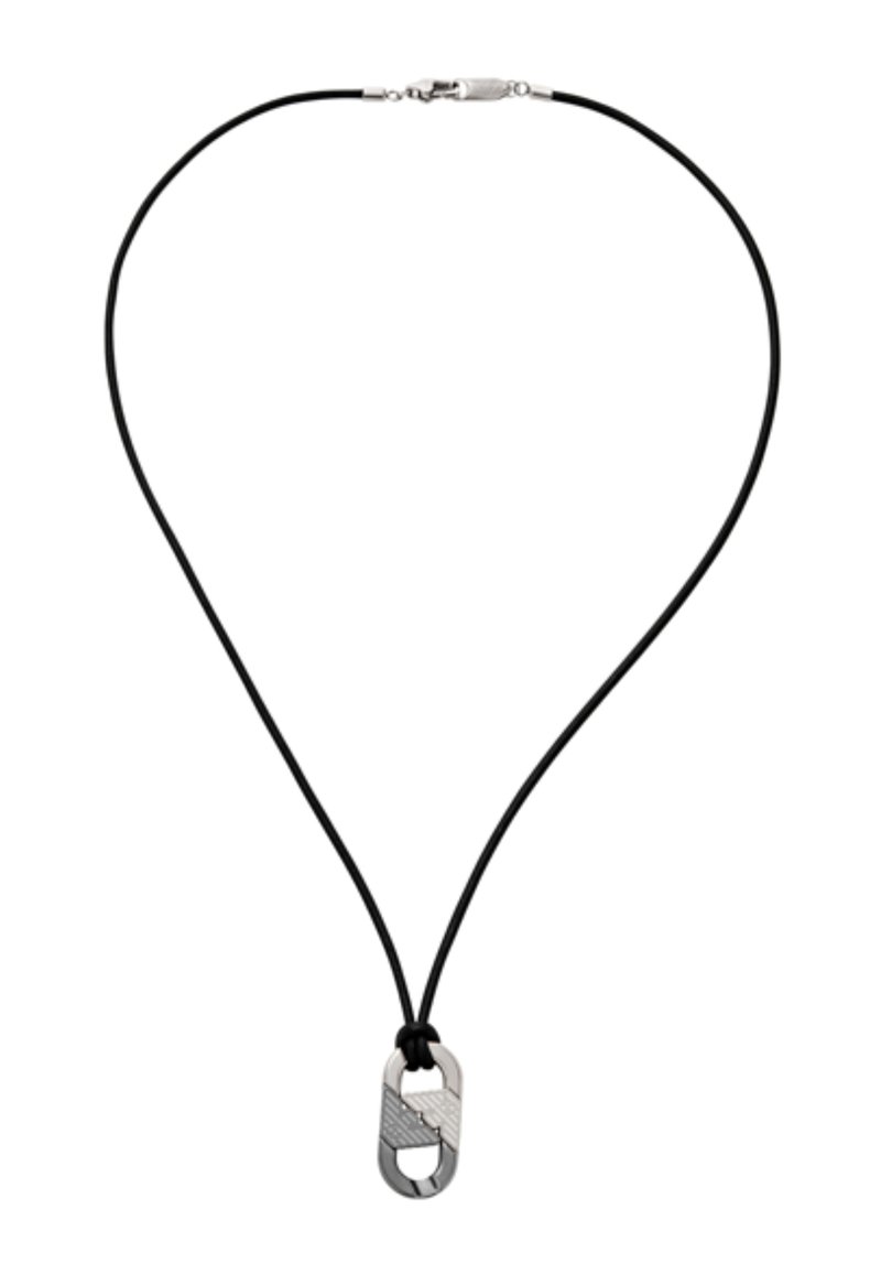 Sort snor halskæde med en metalisk, sølvfarvet lås og en geometrisk vedhæng med en tekstureret overflade og udsnittet design.
