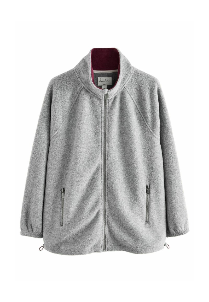 Chaqueta de forro polar gris con un collar alto, cremallera frontal y dos bolsillos laterales. El interior cuenta con un forro burdeos. Tela texturizada, corte relajado.