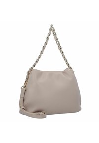 Beige handtas van zacht leren met een gekreukt textuur, voorzien van een chunky zilveren schouderband en een verstelbare schouderriem.