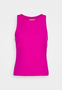 Felroze mouwloze nauwsluitende top met een ronde halslijn op een effen witte achtergrond.