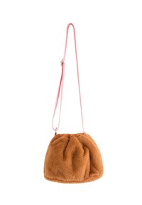 Braune Handtasche aus Kunstfell mit gerafftem Design, ausgestattet mit einem pinken Ledertragegurt und einer dezenten Textur im gesamten Material.
