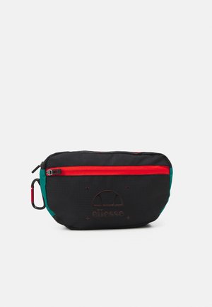 Sort stof talje taske med rød lynlås, grønne sidepaneler, en karabinkrog og præget Ellesse-logo på fronten.