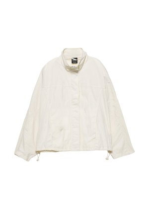 Jachetă albă scurtă cu guler înalt, croială lejeră, material texturat și șnururi ajustabile la tiv și la manșete.