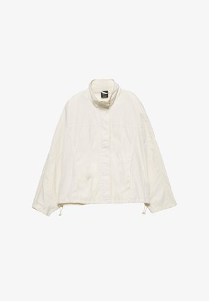 Bela skrajšana jakna z visokim ovratnikom, širokim krojem, teksturirano tkanino ter nastavljivimi vrvmi na spodnjem robu in manšetah.