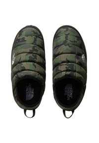 Scarpe slip-on imbottite in un motivo camouflage verde e nero, con punta rotonda, tomaia testurizzata e linguetta sul tallone.