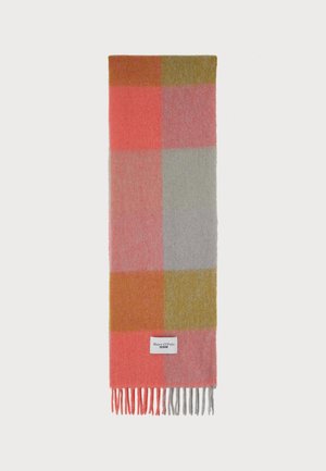Multikleuren wollen sjaal, met een geruite patroon in roze, grijs, geel en oranje, met franjes aan de uiteinden en een label.