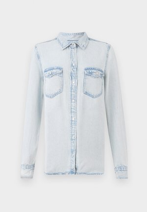 Lichtblauwe denim shirt met lange mouwen, knoopsluiting aan de voorkant, twee borstzakken en contrasterende stiksels langs de naden.