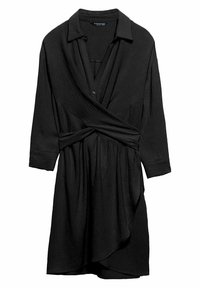 Vestido cruzado negro hecho de tela texturizada, con cuello con solapa, mangas largas, cierre de botones y un detalle drapeado en el frente.