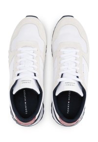 Sneakers bianchi con un mix di materiali in suede e mesh, con accenti blu navy e un tallone rosso. Design con lacci e suola testurizzata.