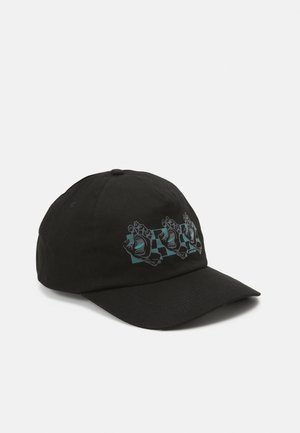 Gorra de béisbol negra con tres manos gráficas en cuadros azul y negro haciendo un puño en el panel frontal.